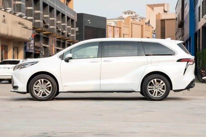 2026 Toyota Sienna 2.5L V4 HEV Petrol - Beyond Autos - www.beyondautos.com