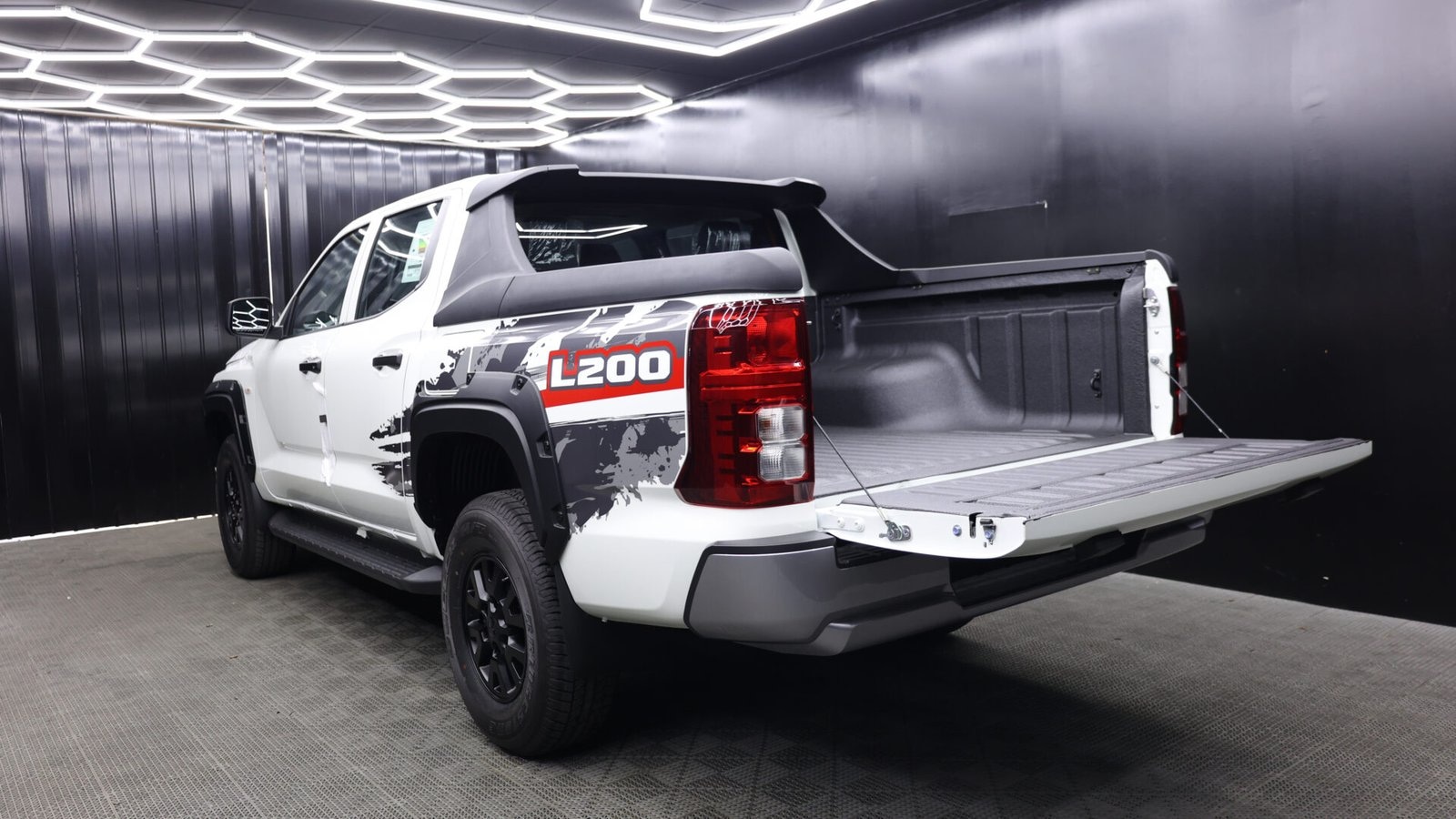 Beyond Auto Accessories _ Mitsubishi L200 V3 Bison _ White (6)