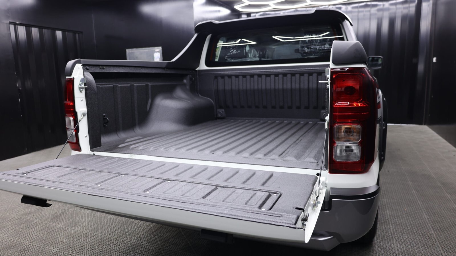 Beyond Auto Accessories _ Mitsubishi L200 V3 Bison _ White (7)