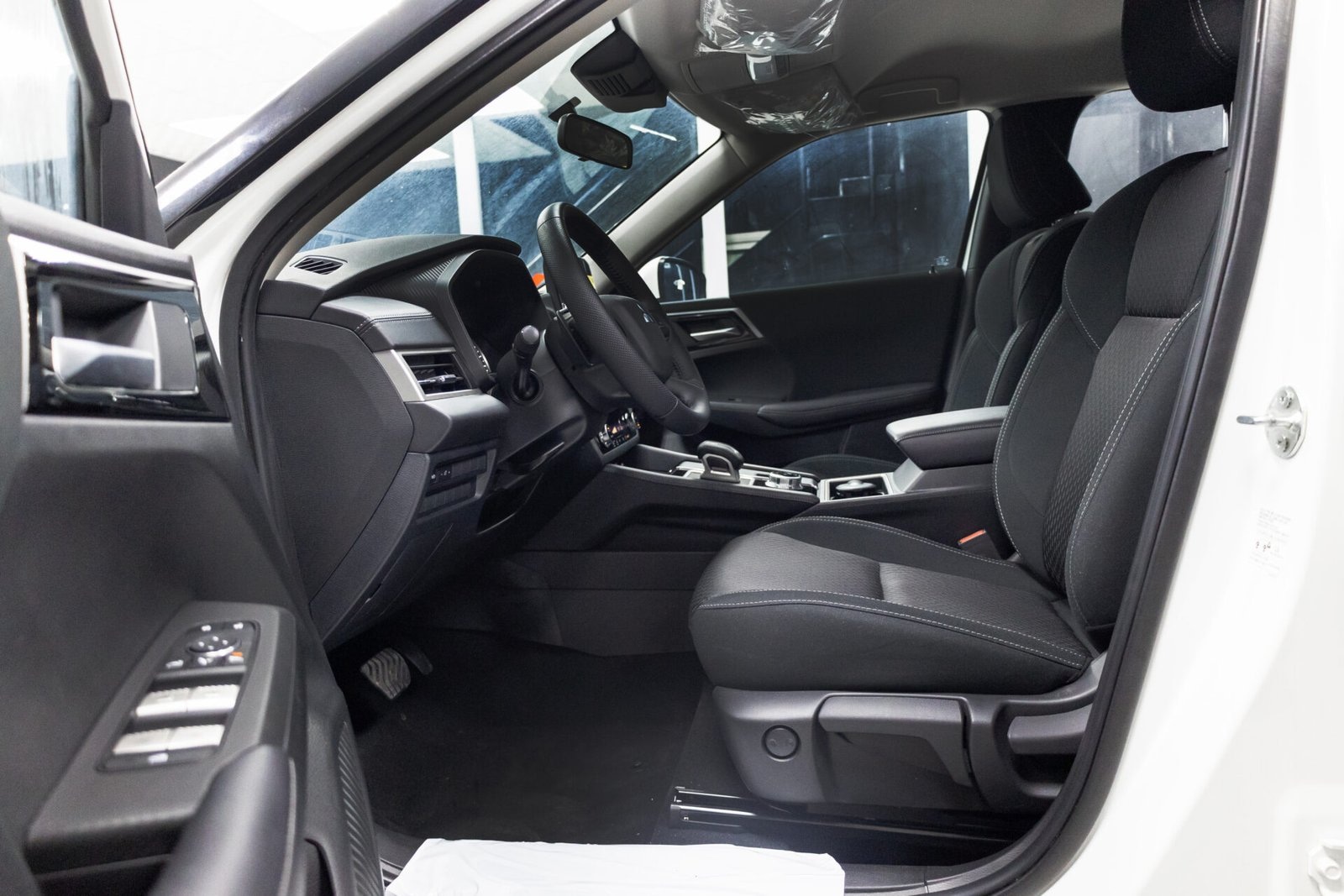 Beyond Autos _ 2024 Mitsubishi Outlander 2.5L _ White (12)