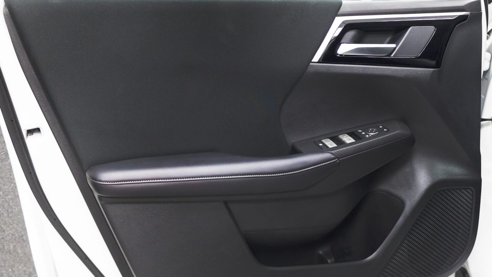 Beyond Autos _ 2024 Mitsubishi Outlander 2.5L _ White (13)
