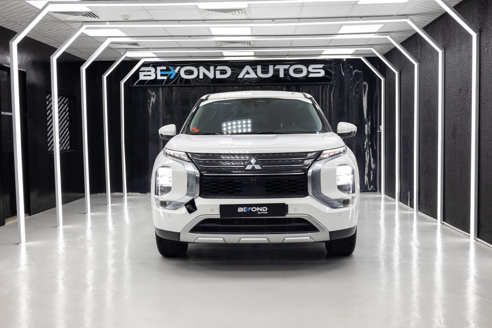 Beyond Autos _ 2024 Mitsubishi Outlander 2.5L _ White (1)