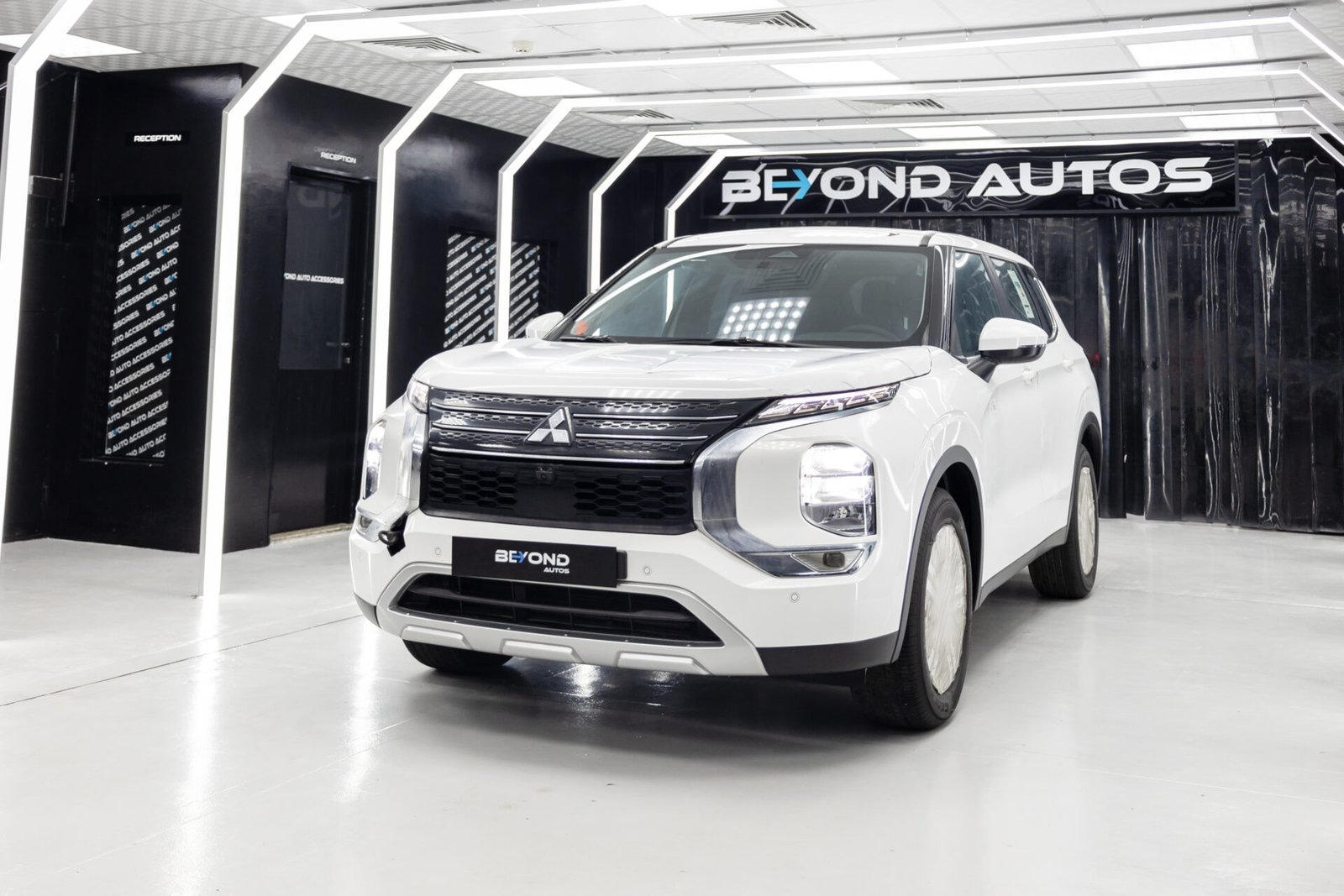 Beyond Autos _ 2024 Mitsubishi Outlander 2.5L _ White (2)