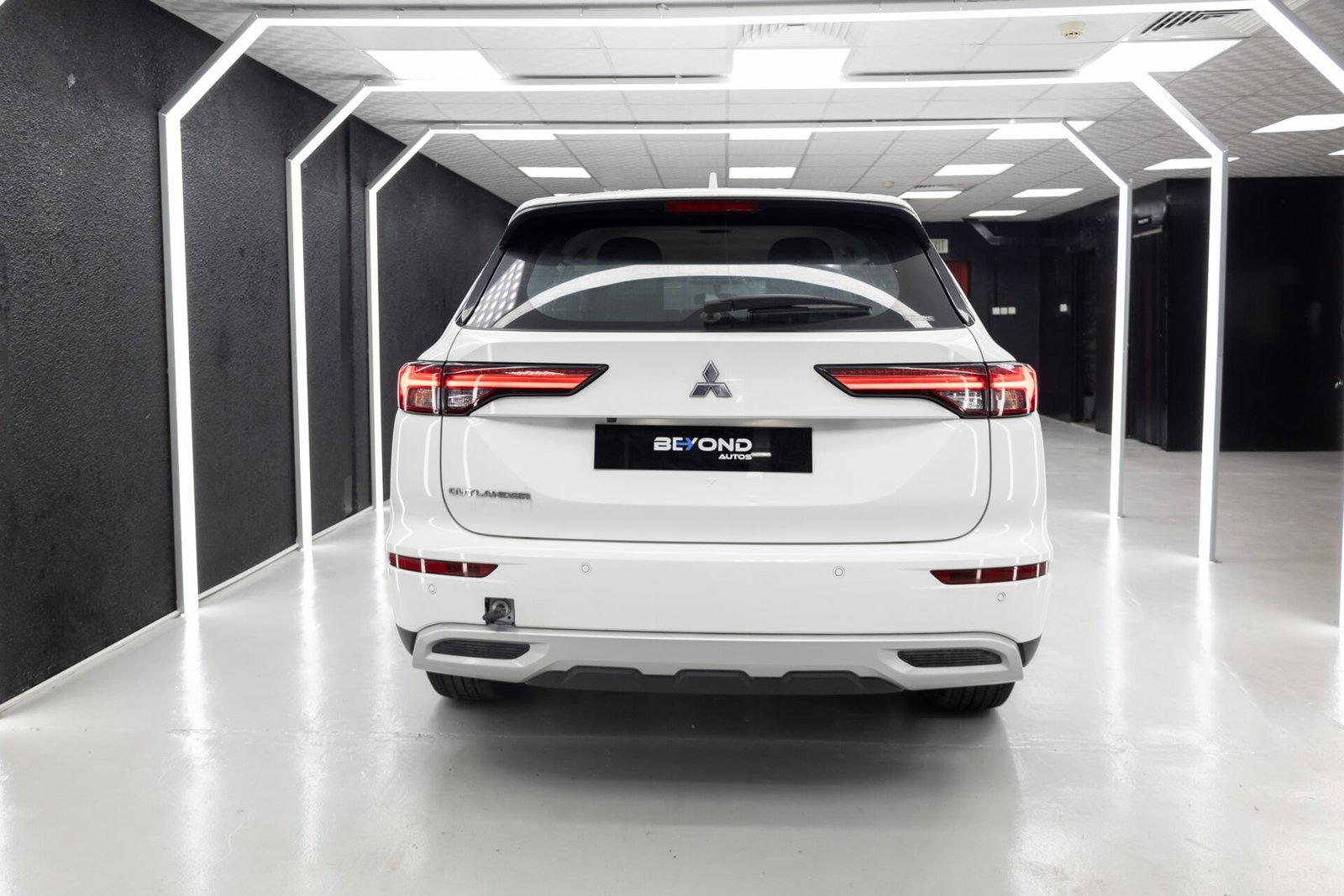 Beyond Autos _ 2024 Mitsubishi Outlander 2.5L _ White (4)