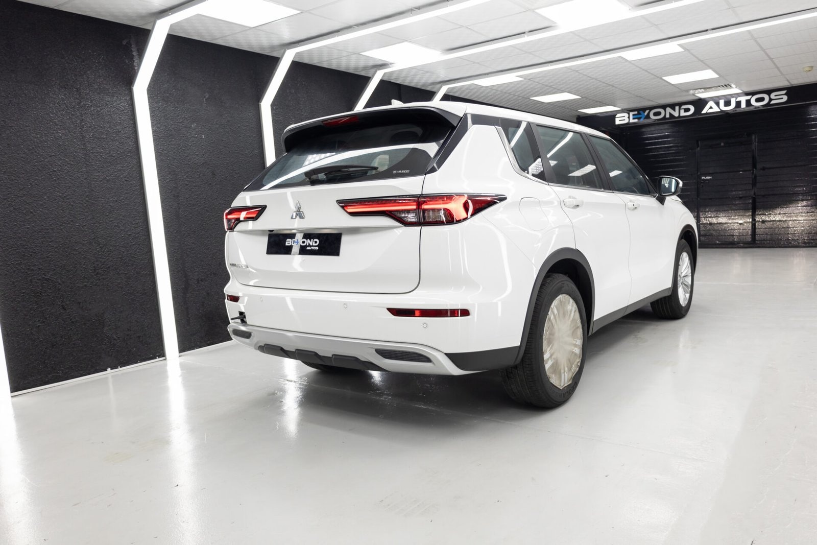 Beyond Autos _ 2024 Mitsubishi Outlander 2.5L _ White (5)