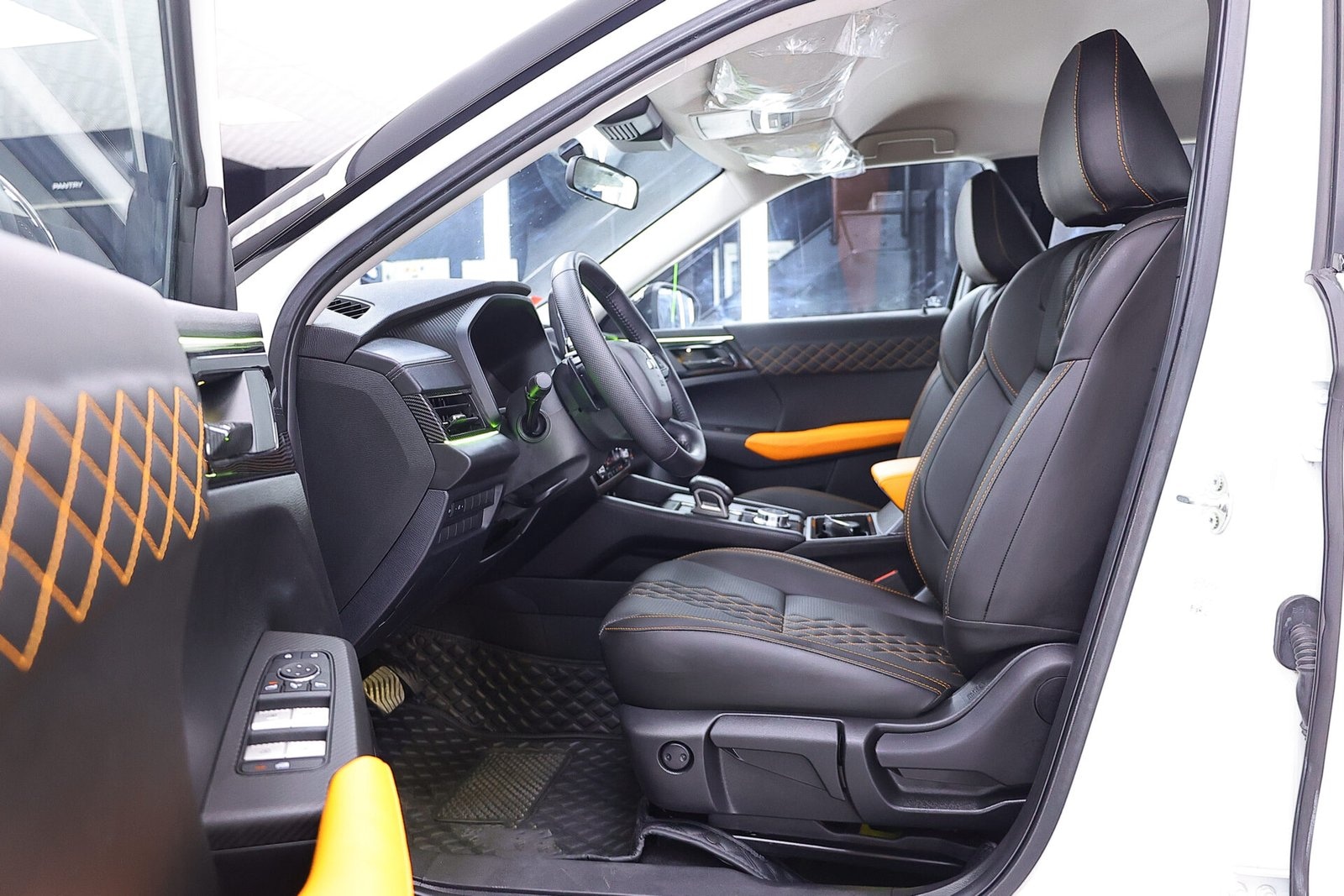 Beyond Auto Accessories _ Outlander V3 Bk & Interior (10)