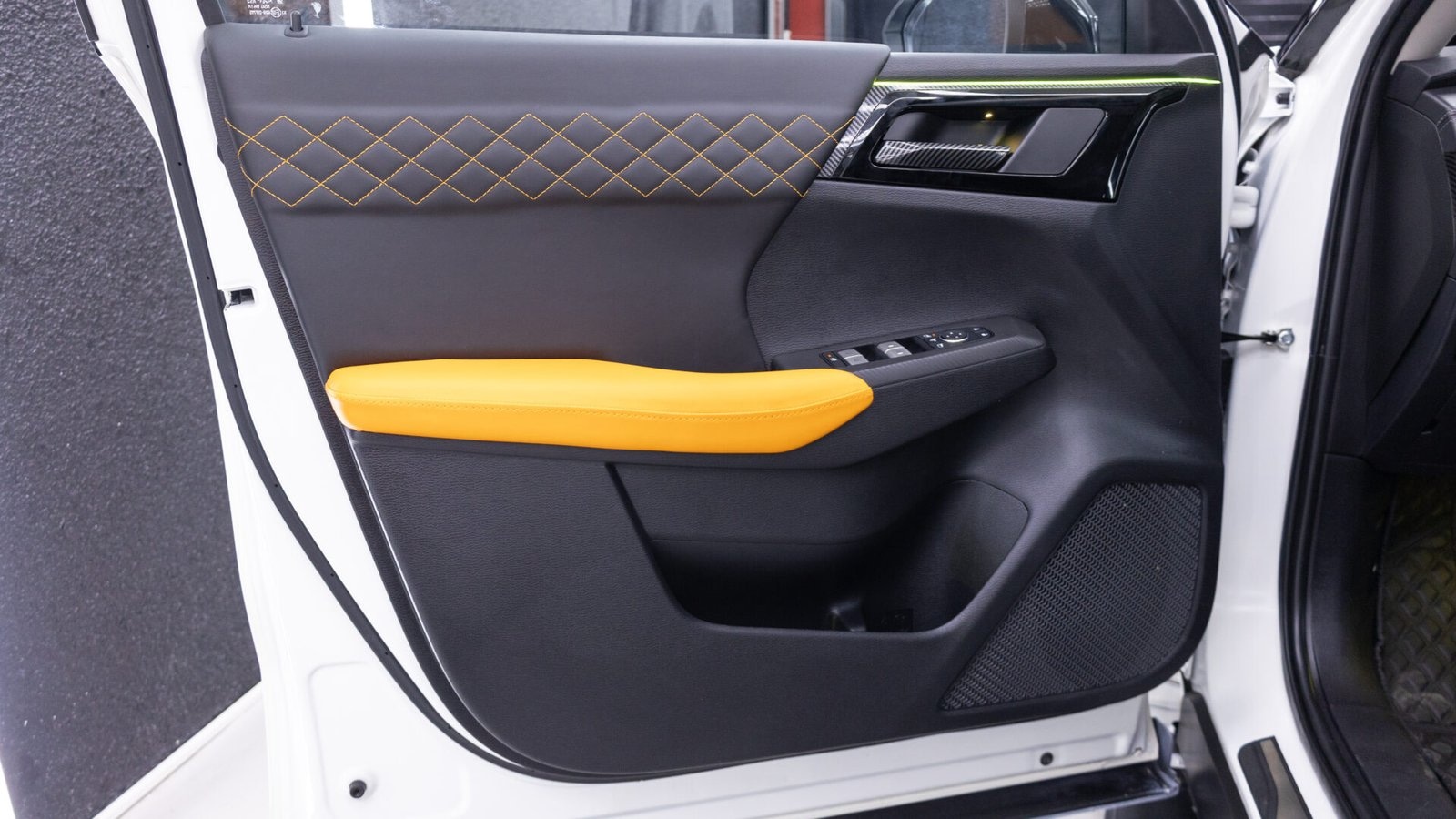 Beyond Auto Accessories _ Outlander V3 Bk & Interior (11)