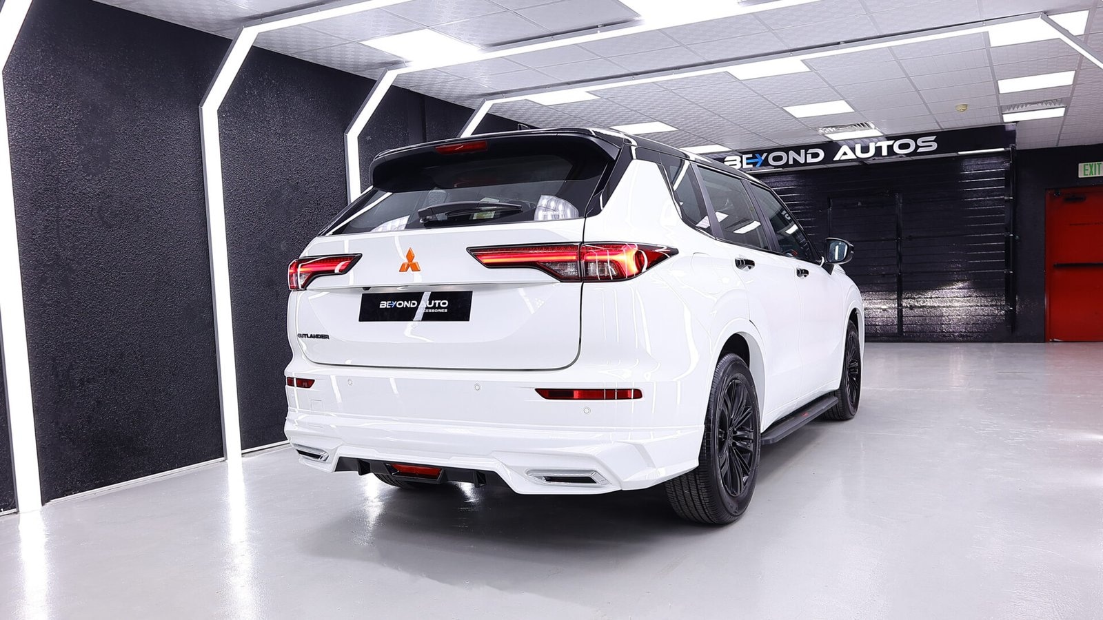 Beyond Auto Accessories _ Outlander V3 Bk & Interior (2)