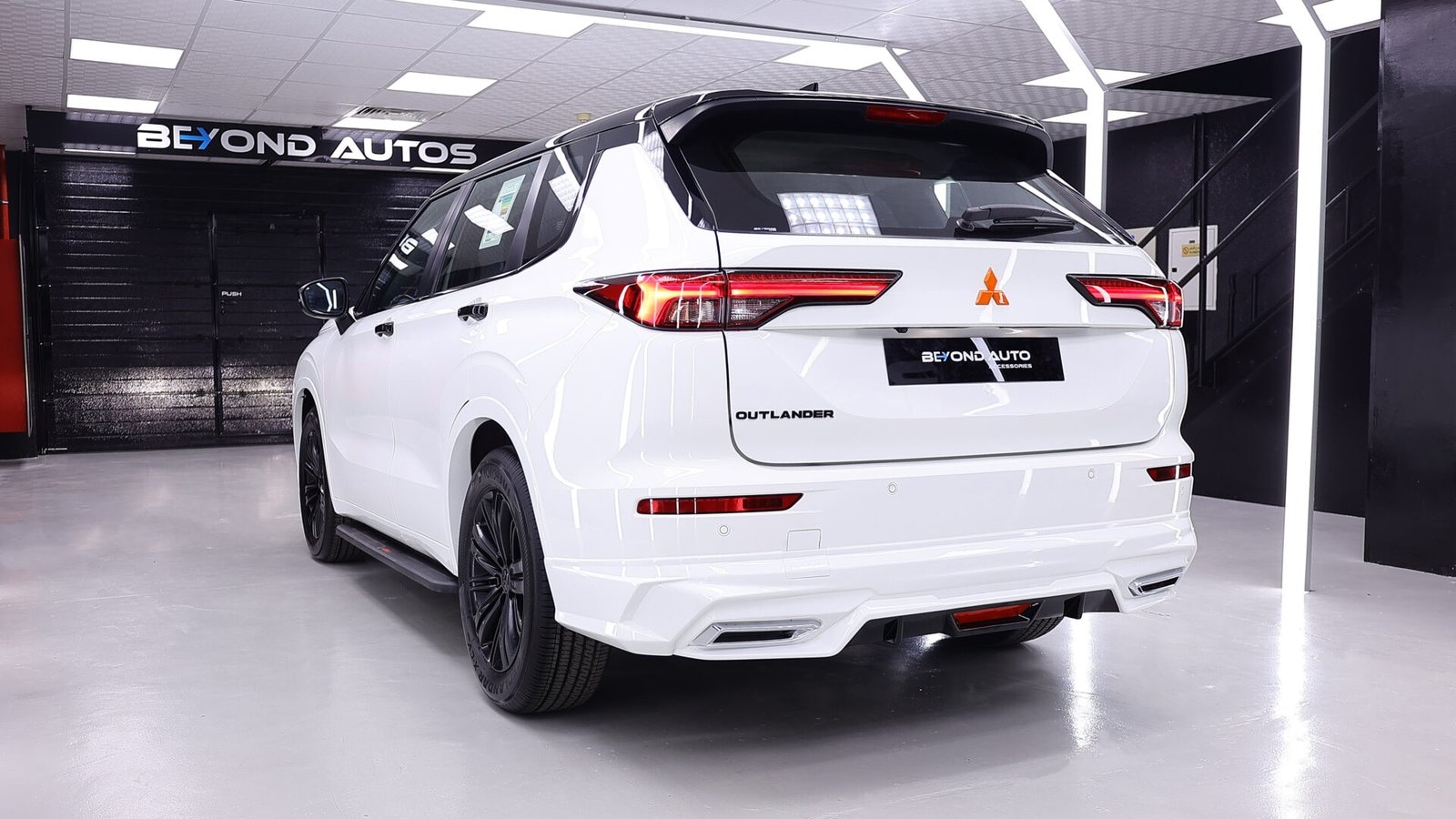 Beyond Auto Accessories _ Outlander V3 Bk & Interior (3)