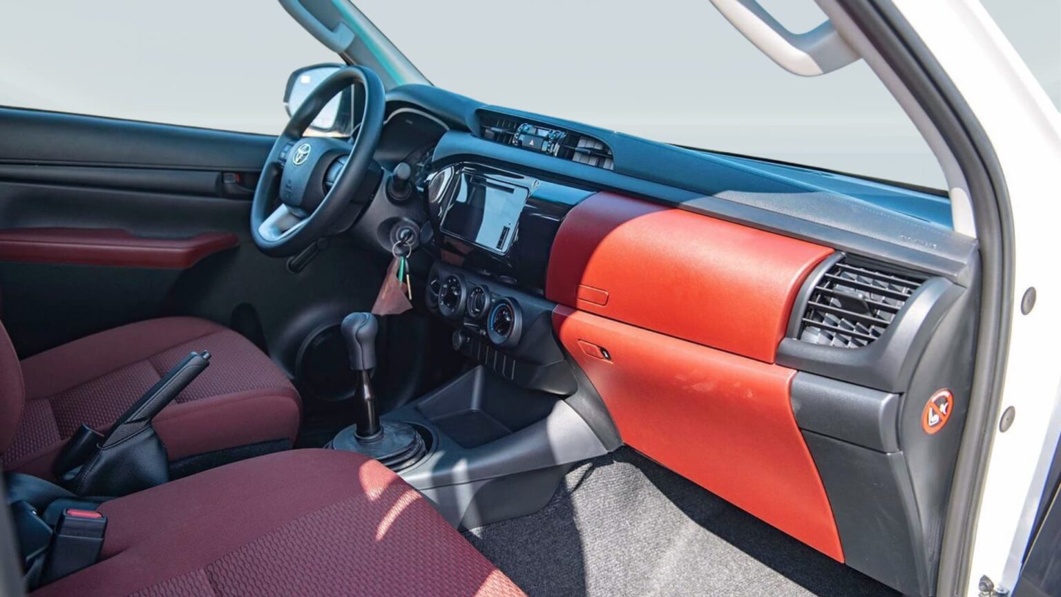 2024 TOYOTA HILUX PICKUP DLX DOUBLE CAB BASIC 2.4L DIESEL 4WD MANUAL