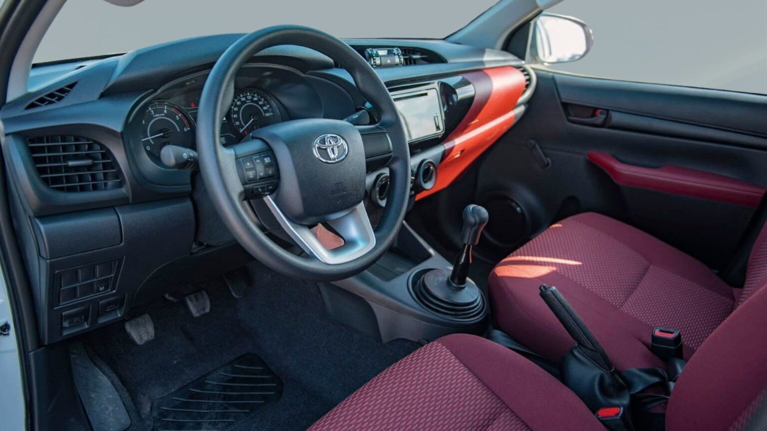 2024 TOYOTA HILUX PICKUP DLX DOUBLE CAB BASIC 2.4L DIESEL 4WD MANUAL