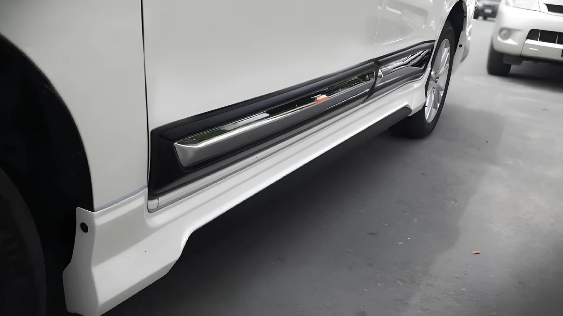 Toyota-Innova-Body-Kit-V1-Beyond-Auto-Accessories Side